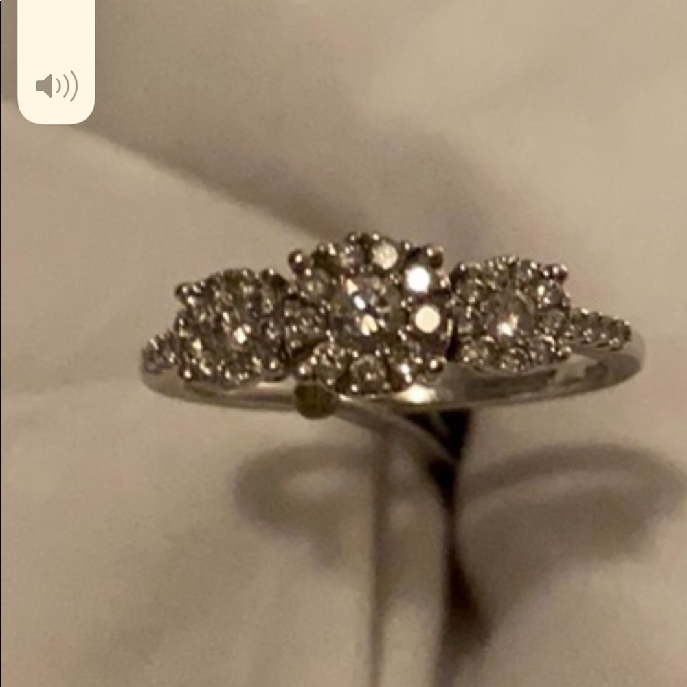 Women’s diamond ring